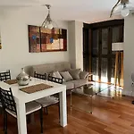 Apartamento En Luis Montoto, Nervion. Centrico
